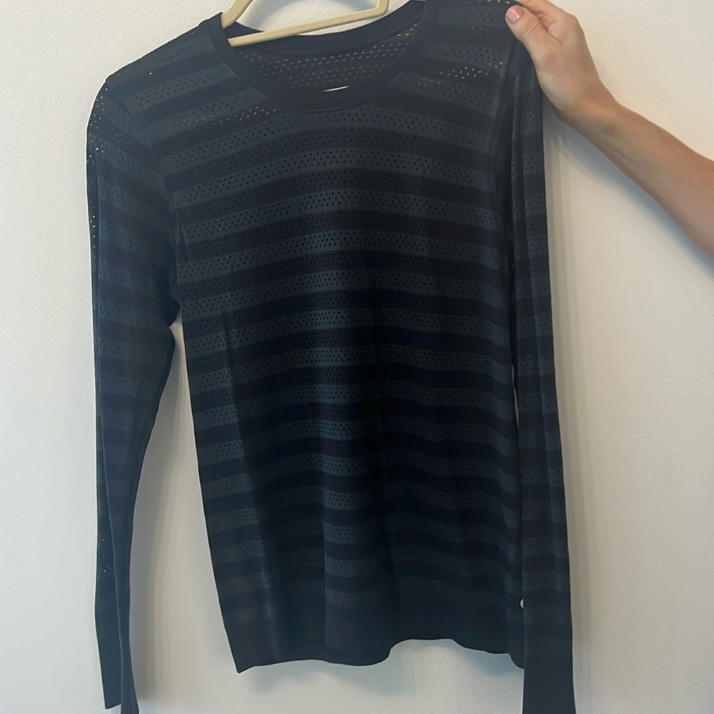 Lululemon size 8 gray/black perforated long sleeve top
